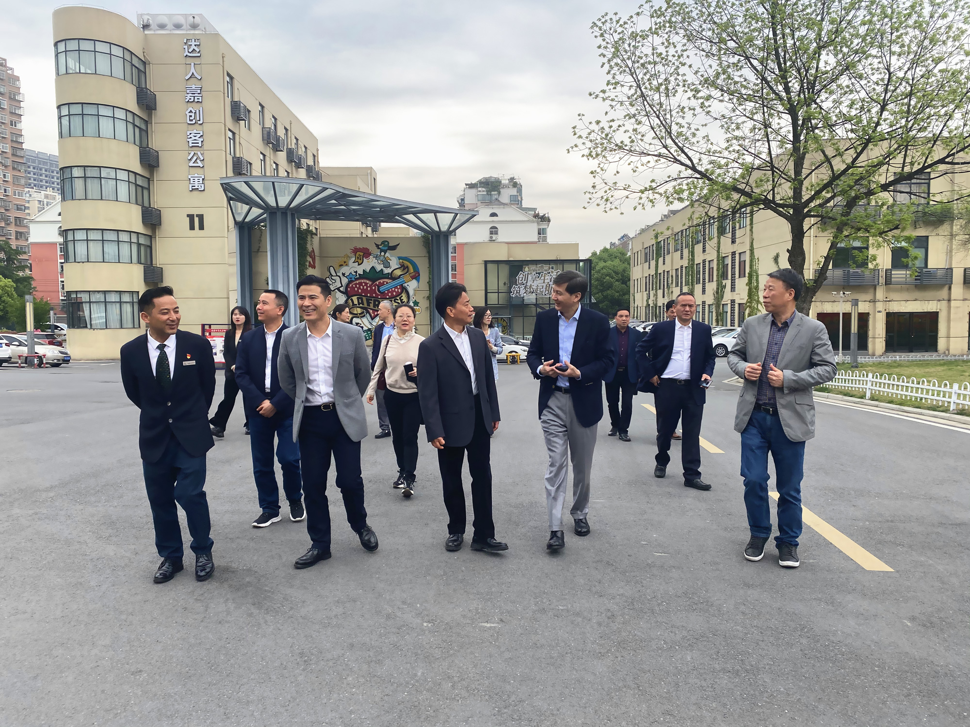 杭州市政協副主席、市工商聯主席馮仁強 一行蒞臨廬陽建華文創園考察