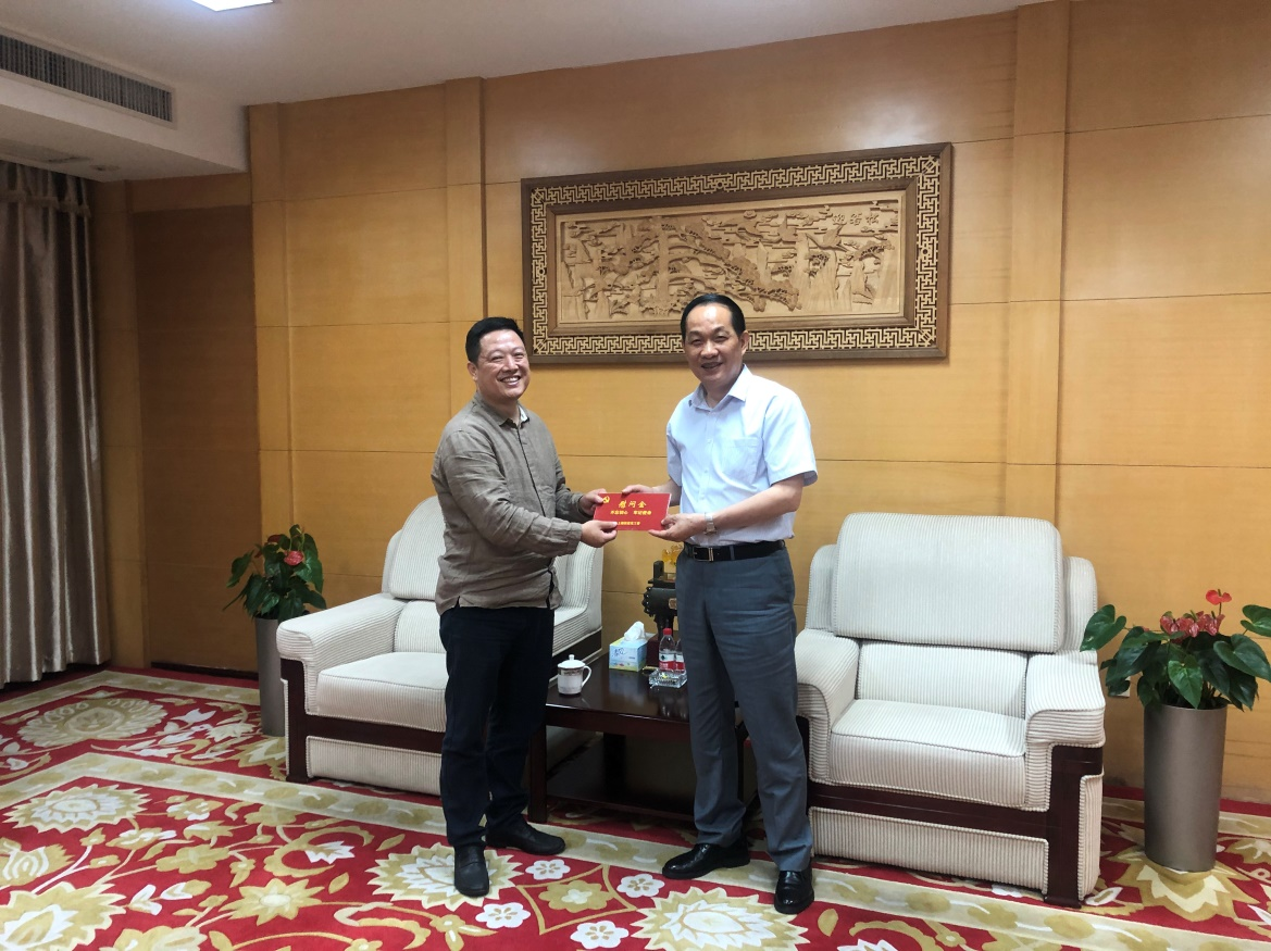 上塘街道方在元副主任帶隊慰問優(yōu)秀共產黨員